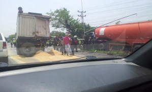 Gandola derramó combustible en Guacara después de chocar con un camión (Foto)