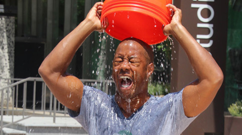 El ‘Ice Bucket Challenge’ provoca accidentes y alarma a los católicos