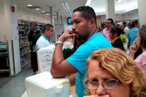 La escasez en las farmacias agudiza el ingenio de los venezolanos