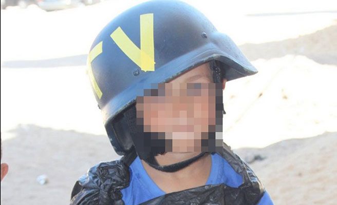 La foto de un niño en Gaza que se hace pasar por reportero conmueve la red