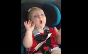 Bebé pasa del llanto a la risa con una canción de Katy Perry (Video)