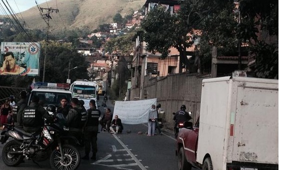 Protesta en Las Adjuntas mantiene cerrada la carretera vieja de Los Teques (Foto)