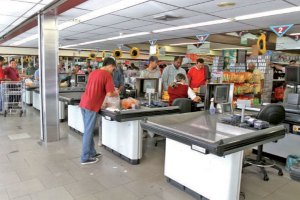 Supermercados privados siguen atendiendo por cédula