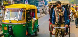 Registran 20 muertos en choque de tren con un triciclo motorizado en la India