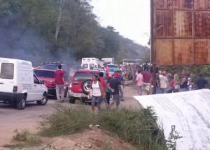 Siete detenidos y tres heridos dejaron fuertes protestas en Tucacas (Fotos)