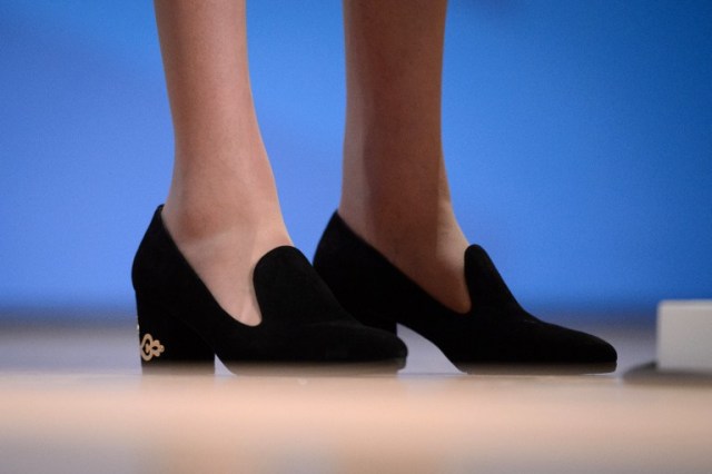 Zapatos de la secretaria del Interior británico, Theresa May, son imágenes que se dirige a los delegados en el tercer día de la conferencia anual del Partido Conservador británico en Birmingham, centro de Inglaterra (Foto León Neal / AFP)