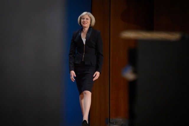 Secretaria del Interior británico, Theresa May, se representa como ella dirige a los delegados en el tercer día de la conferencia anual del Partido Conservador británico en Birmingham, centro de Inglaterra (Foto León Neal / AFP)