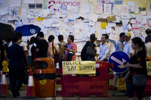 Un cartel que dice "La policía dice que lo siento" es visto en el distrito de Mong Kok de Hong Kong (Foto Xaume Olleros / AFP)