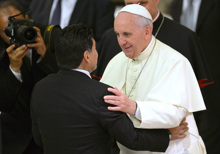 Maradona abrazó y besó al Papa (Fotos)