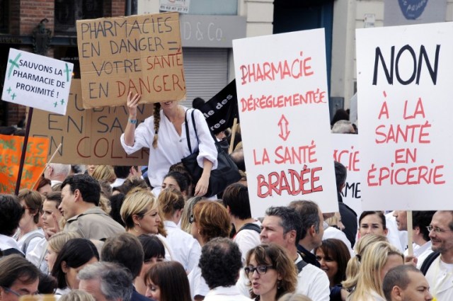 Trabajadores que ejercen profesiones liberales toman parte en una manifestación para protestar contra los planes del gobierno para reformar las profesiones reguladas (Foto Pascal Pavani / AFP)