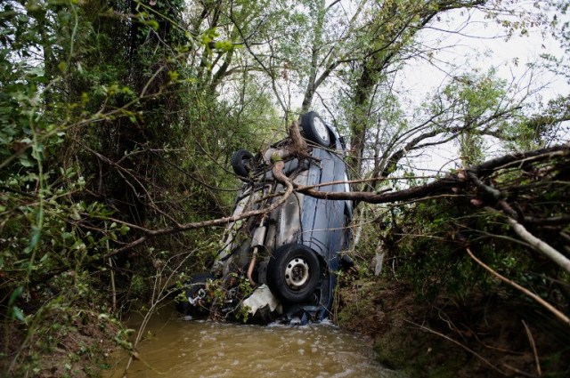 Un carro se estrelló después de la inundación corría por una carretera en Saint-Pargoire, cerca de Montpellier, sur de Francia. Francia declaró el estado de desastre natural en cerca de 60 ciudades del sur afectadas por las lluvias torrenciales, que también dejaron la ciudad mediterránea de Montpellier bajo el agua (Foto Bertrand Langlois / AFP)