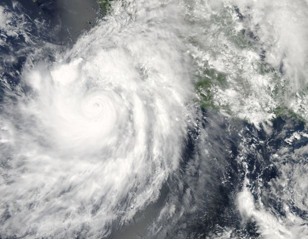México declara alerta máxima por huracán Odile