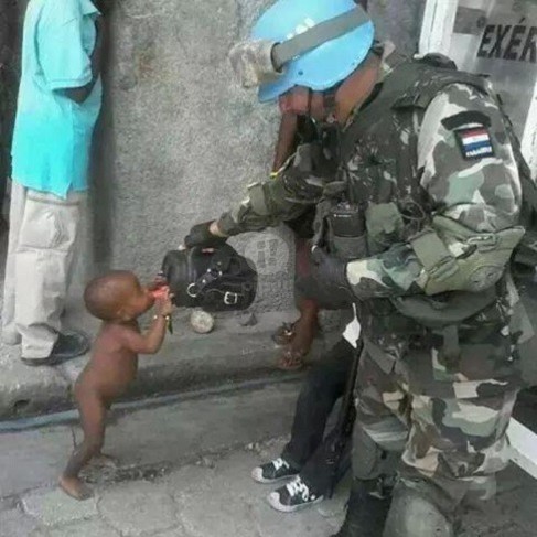 Soldado paraguayo protagoniza un conmovedor gesto en Haití al dar de beber a un niño