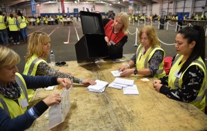 Cerrados los colegios electorales en Escocia e inician recuento de papeletas