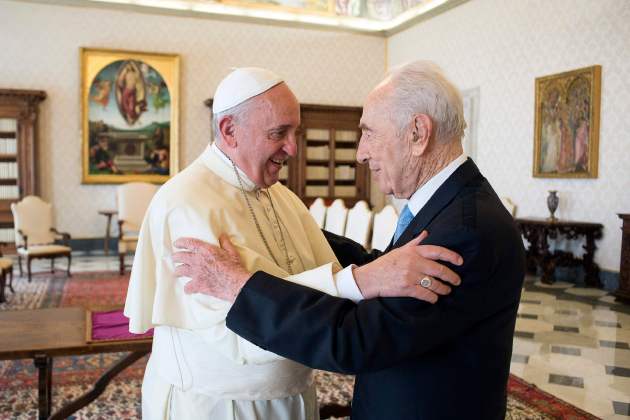 Pope Francis embraces former Israeli President Peres during a private meeting at the Vatican