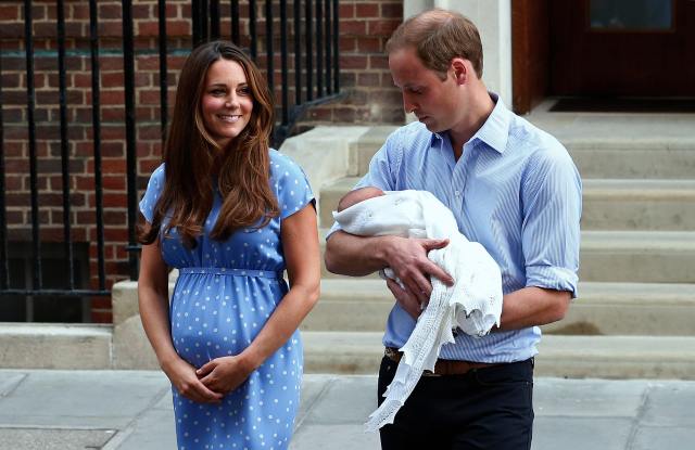 El príncipe George fue presentado a la prensa por sus padres (Foto Reuters)