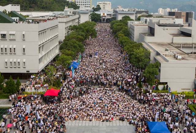 Los estudiantes y maestros asisten a un mitin durante el boicot de clases en la Universidad China de Hong Kong, en Hong Kong (foto Tyrone Siu Reuters)