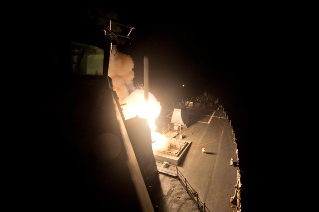 Un misil de crucero Tomahawk es lanzado contra objetivos ISIL de los EE.UU. Armada de misiles guiados destructor USS Arleigh Burk (Foto Reuters)