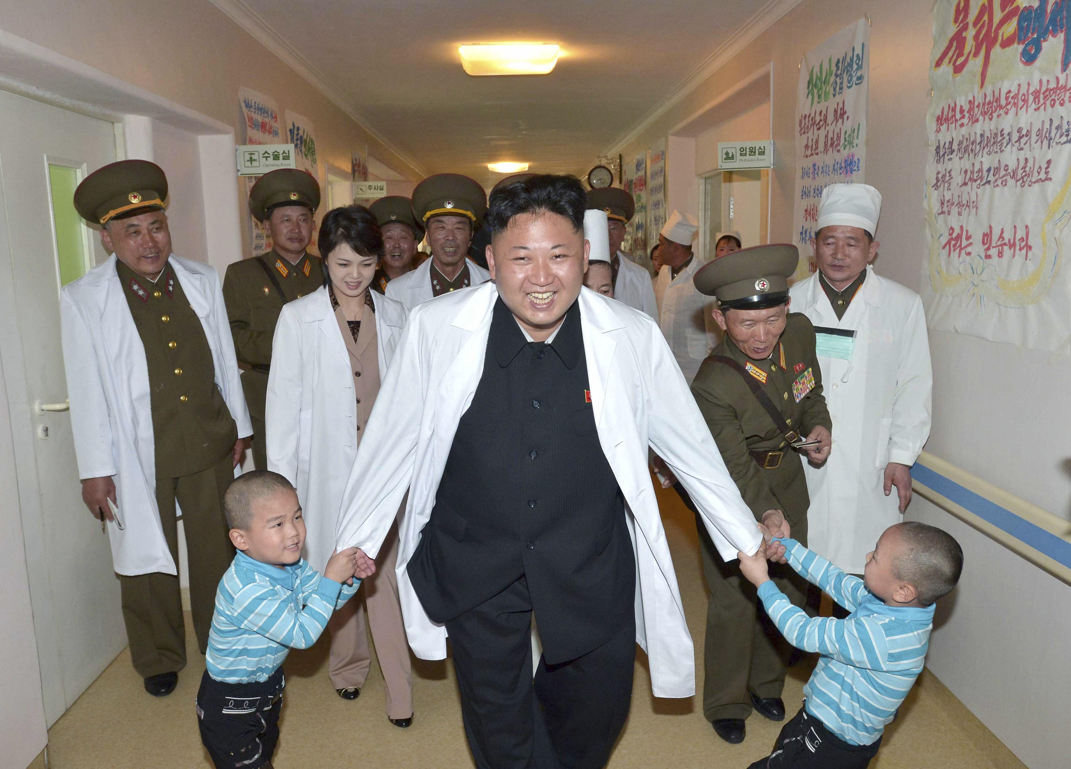 Al dictador Kim Jong-un se le fracturaron los tobillos por su sobrepeso