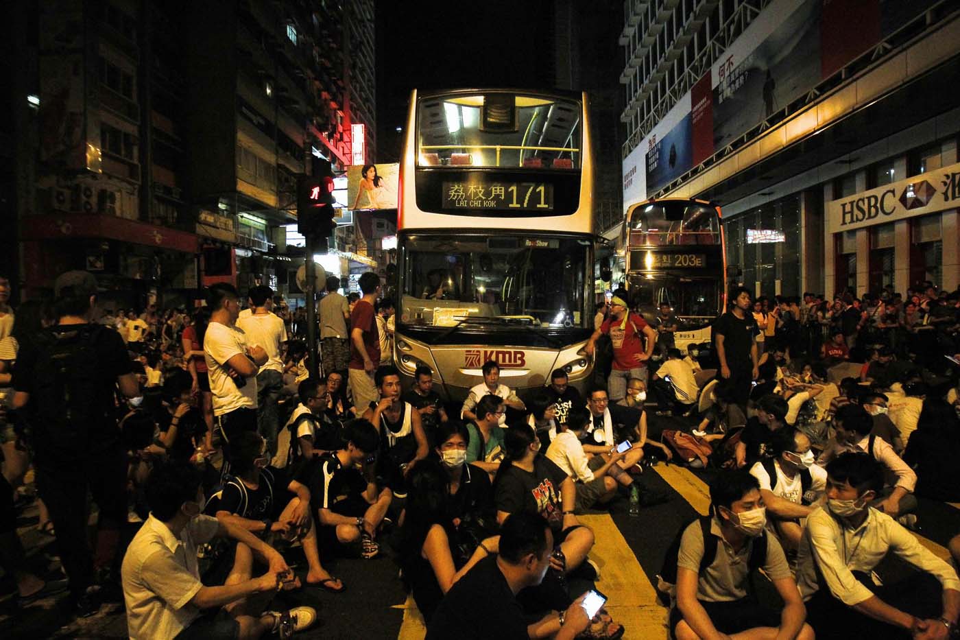 Con gases y bastonazos la policía reprime a manifestantes prodemocracia en Hong Kong (Fotos)
