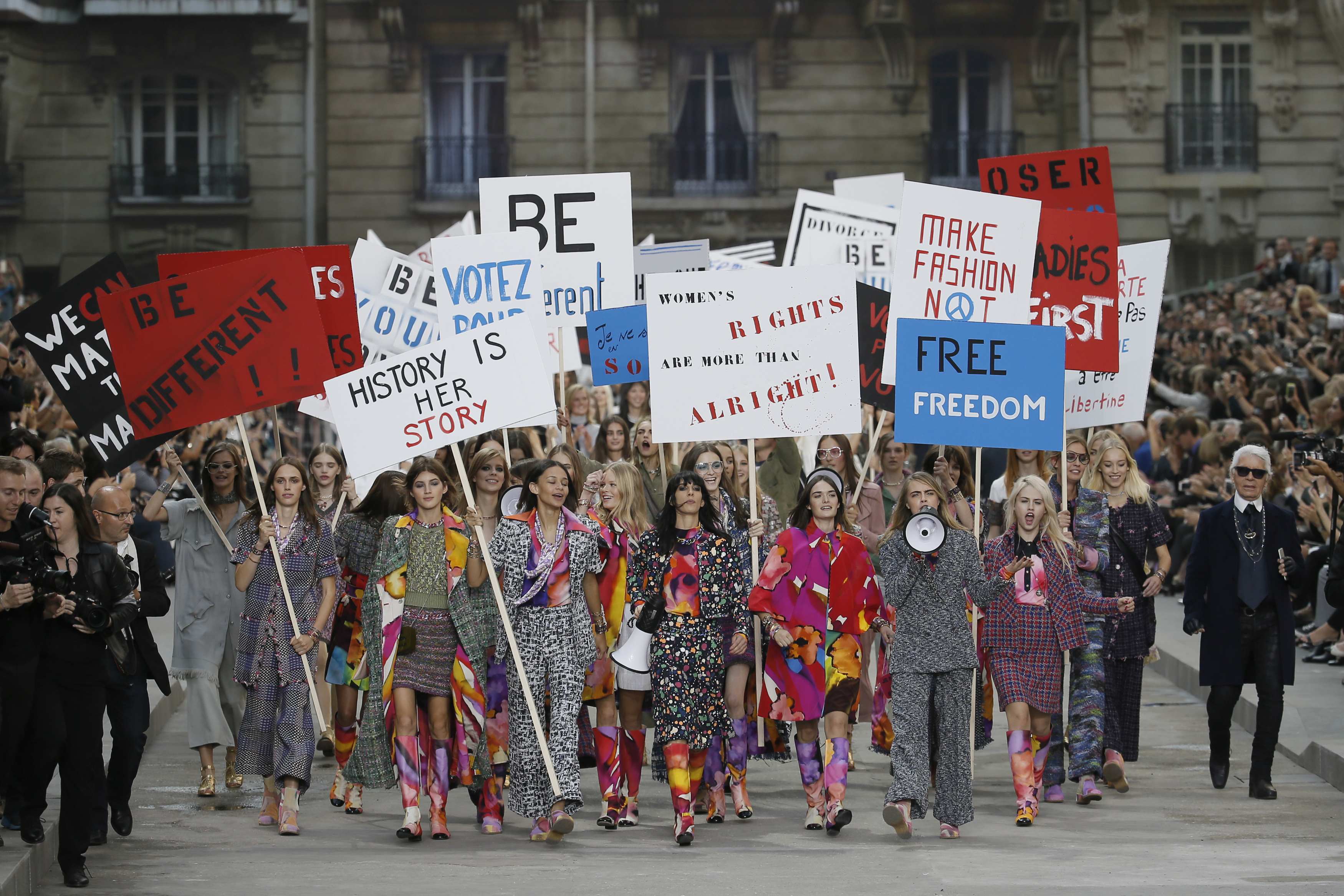 Lagerfeld presentó una manifestación callejera feminista (Fotos)