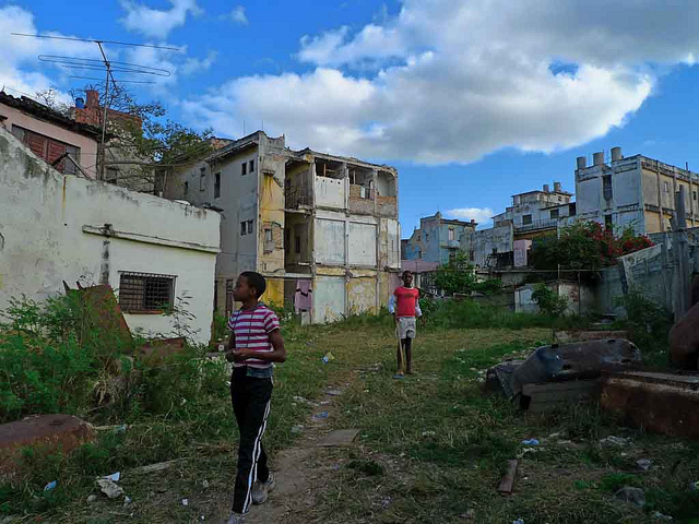 "El mundo tiende a ser más inclusivo. Cuba debería poder, en un corto plazo, eliminar el problema racial y abrirse al mundo" / Foto de un barrio periférico de La Habana sabinofb en Flickr