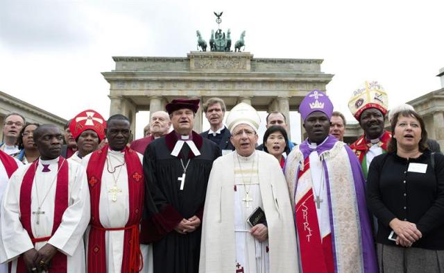 El obispo de Jerusalén y presidente de la Federación Mundial Luterana, Munib Younan (c), y otros clérigos del mundo rezan por la paz. EFE