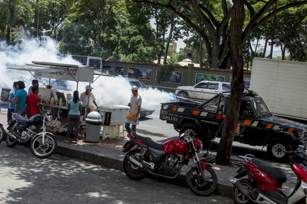 Un camión fumiga las calles del municipio de Chacao para prevenir los virus del dengue y la chikunguña en Caracas  (Foto EFE)