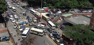 Transportistas trancan el paso en la Francisco de Miranda por inseguridad (Fotos)