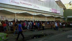 Mega cola para comprar en el Abasto Bicentenario de Carúpano (Foto)