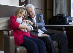 Los abuelos Clinton contentos con su primera nieta (Foto)