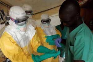 Muere cuarto doctor por ébola en Sierra Leona