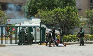GNB arrastra por los pies a manifestantes en Barquisimeto (Fotos)