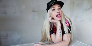 Iggy Azalea lo muestra todo en una fiesta infantil