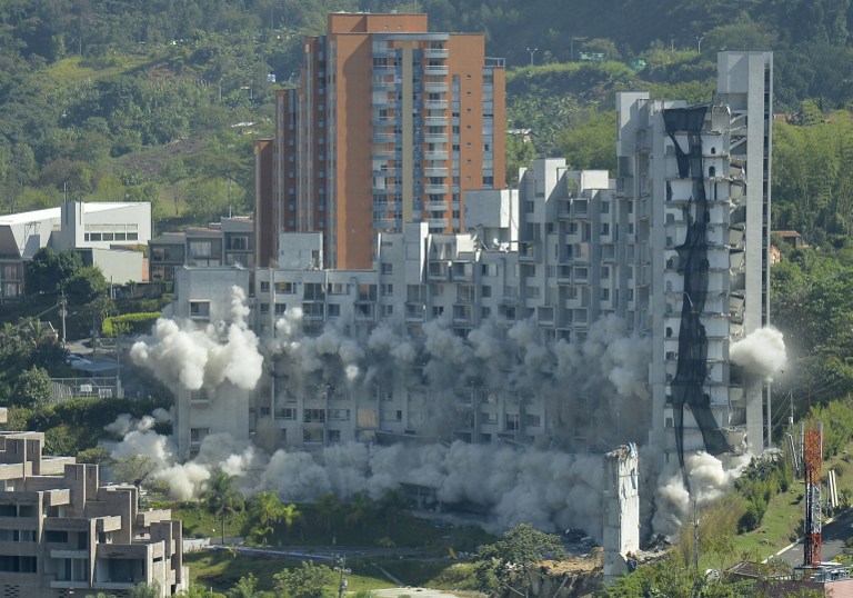 Implosionan conjunto residencial de 26 pisos en Colombia (Fotos)
