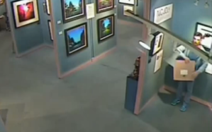 Este ladrón de pinturas intenta ocultar la obra en su suéter (Video)