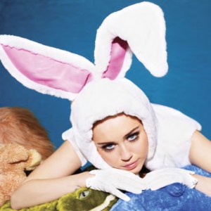 Miley Cyrus sigue haciendo de las suyas… ahora se muestra en Instagram bañándose
