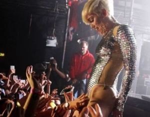 OMG! Miley Cyrus se deja meter mano en sus conciertos ¿Quieres ir? (Fotos)