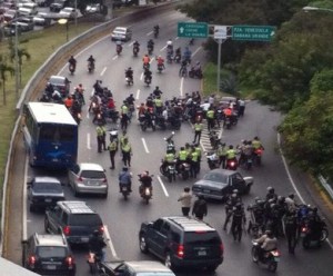 Motorizados tomaron la autopista Francisco Fajardo (Fotos)