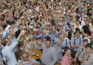 Oktoberfest abre sus puertas en Múnich al grito de: “Ya está abierto” el barril (FOTOS)