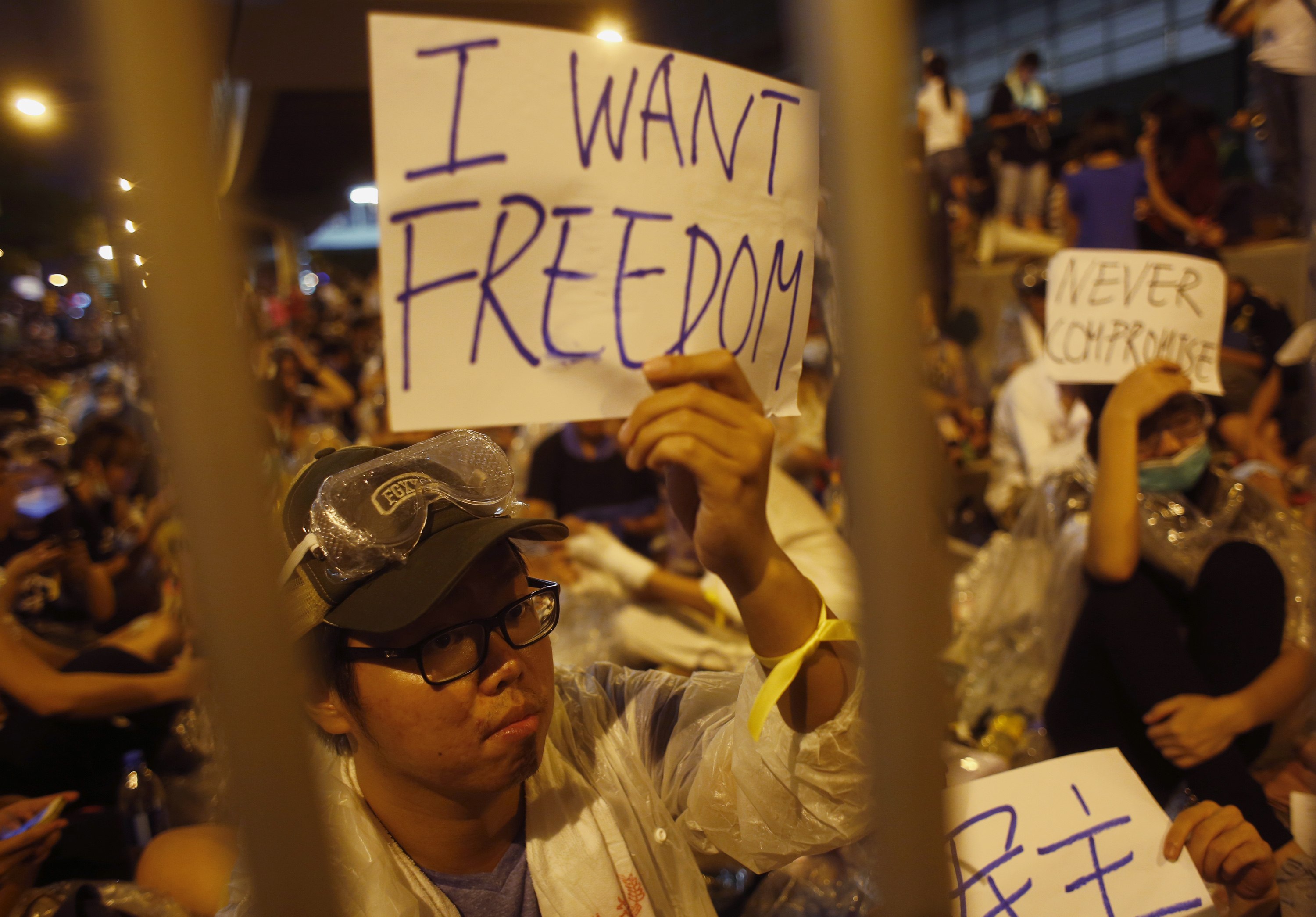 Manifestantes prodemocracia protestan ante la sede del gobierno de Hong Kong (Fotos)