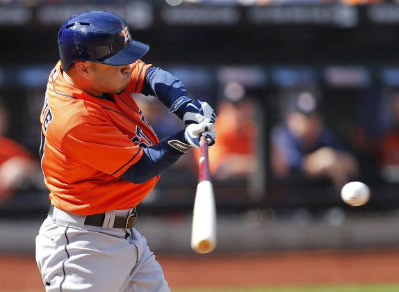 José Altuve de los Astros de Houston conecta un doble en el tercer inning ante los Mets de Nueva York, el domingo 28 de septiembre de 2014. (AP Foto/Rich Schultz)