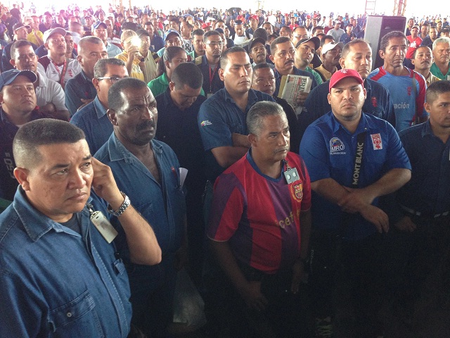 Trabajadores fuera de la planta de Sidor en Ciudad Guayana escuchan un discurso contra el gobierno por del secretario general del sindicato. (Nick miroff / The Washington Post)