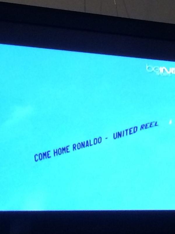 “Vuelve a casa, Ronaldo”, piden hinchas del United con una avioneta (Fotos)