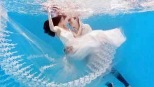 Lo nuevo en las bodas en China… ¡Fotografías bajo el agua! (Video)