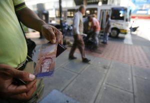 La escasez de billetes asoma a Venezuela al fantasma del corralito