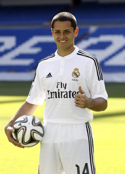  El delantero mexicano Javier 'Chicharito' Hernández, posa durante su presentación como nuevo jugador del Real Madrid. EFE