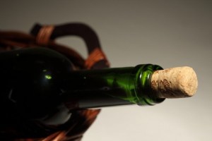 Diez formas de abrir una botella de vino sin sacacorchos (Video)