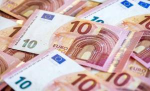 El euro retrocede levemente a medida que se despejan temores por Grecia