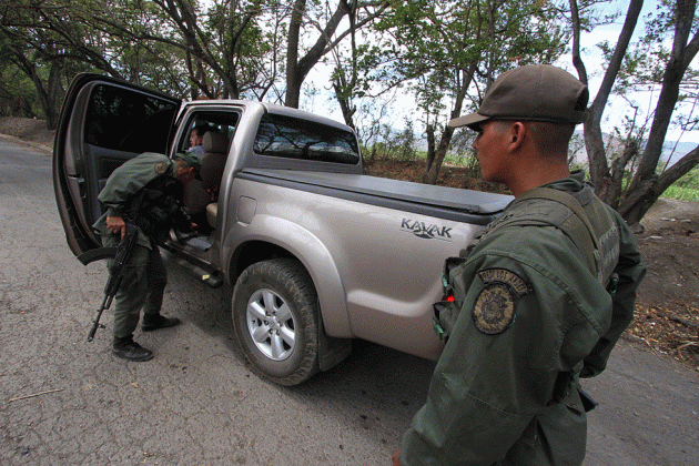 Militares venezolanos vigilan la frontera para evitar el contrabando (AFP)